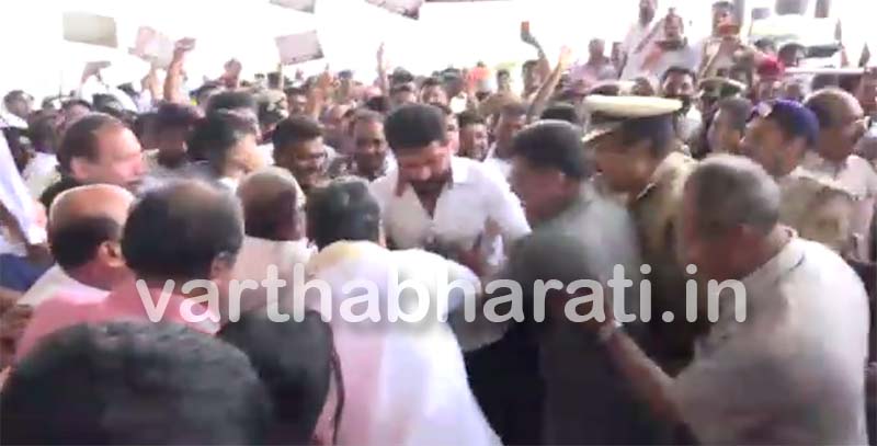 ಜಿಲ್ಲಾ ಯುವ ಕಾಂಗ್ರೆಸ್ ಅಧ್ಯಕ್ಷರನ್ನು ತಳ್ಳಿದ ಸಿಎಂ!